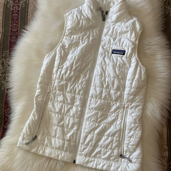Patagonia Women's Cream Quilted Vest - Picture 10 of 11
